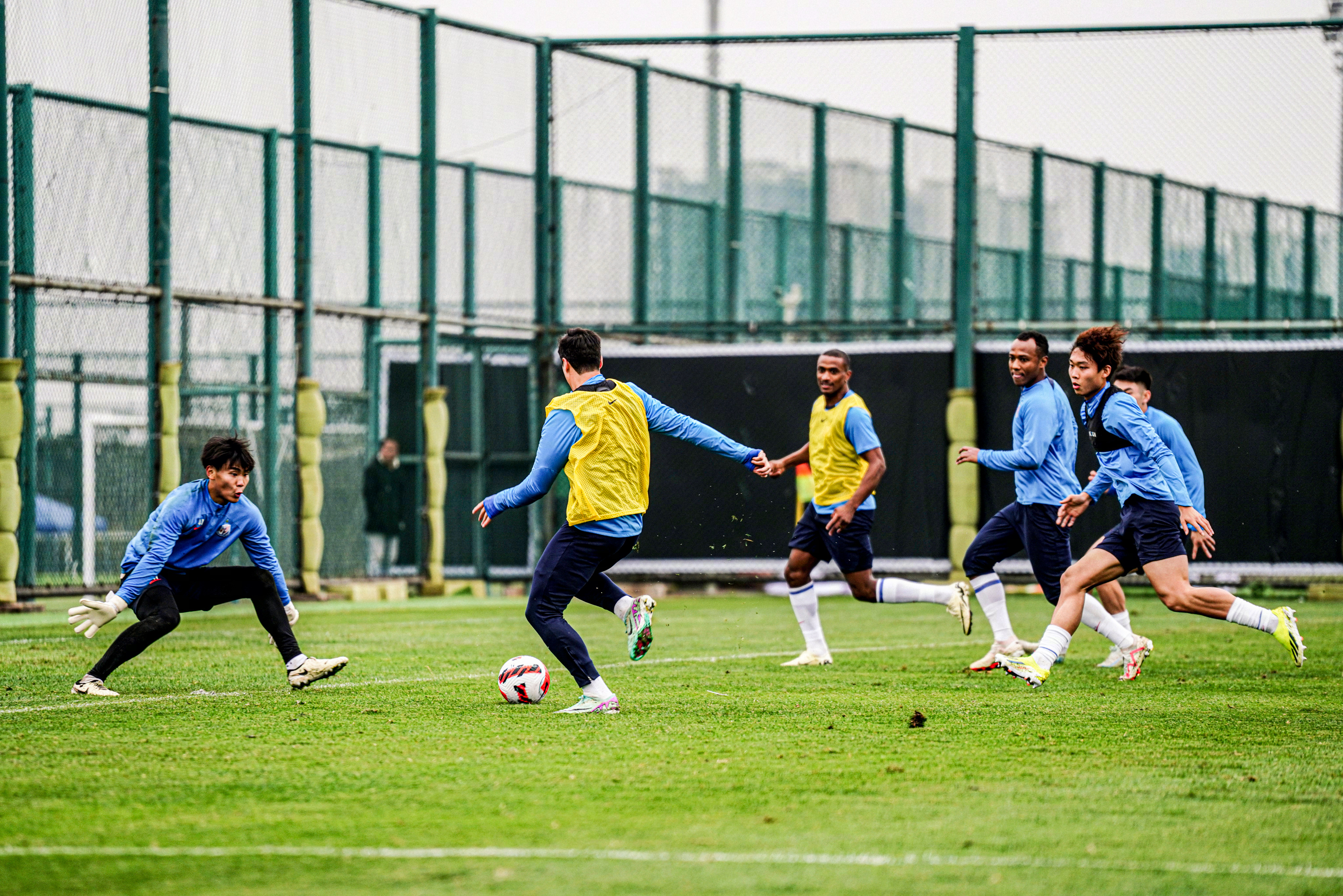 包含球队集训备战海外赛事，迎接挑战的词条