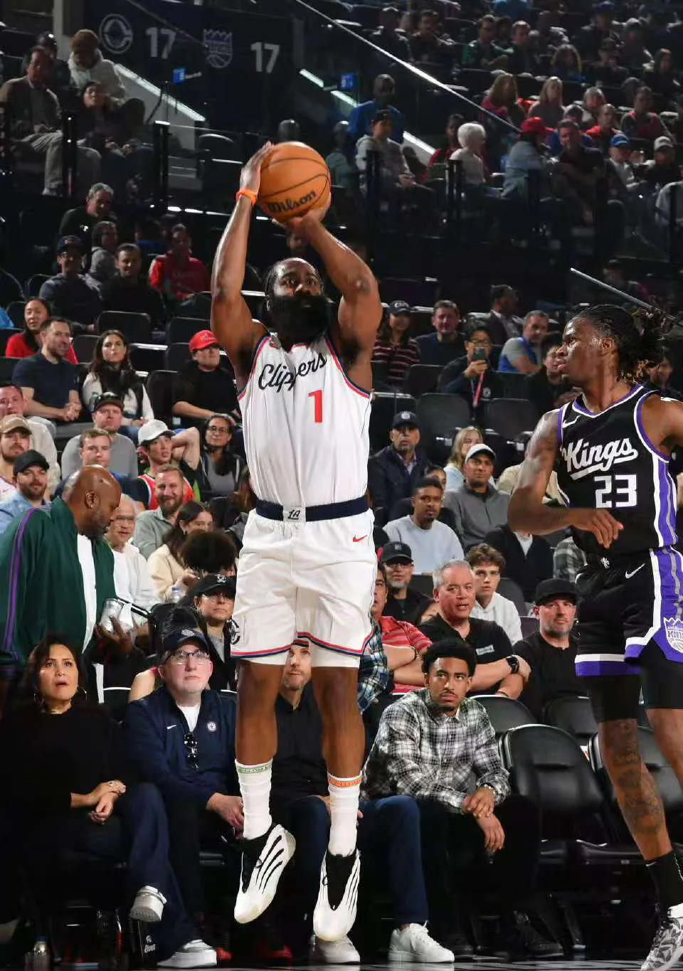 一场关键比赛中，球队在最后时刻完成绝杀，取得胜利的简单介绍