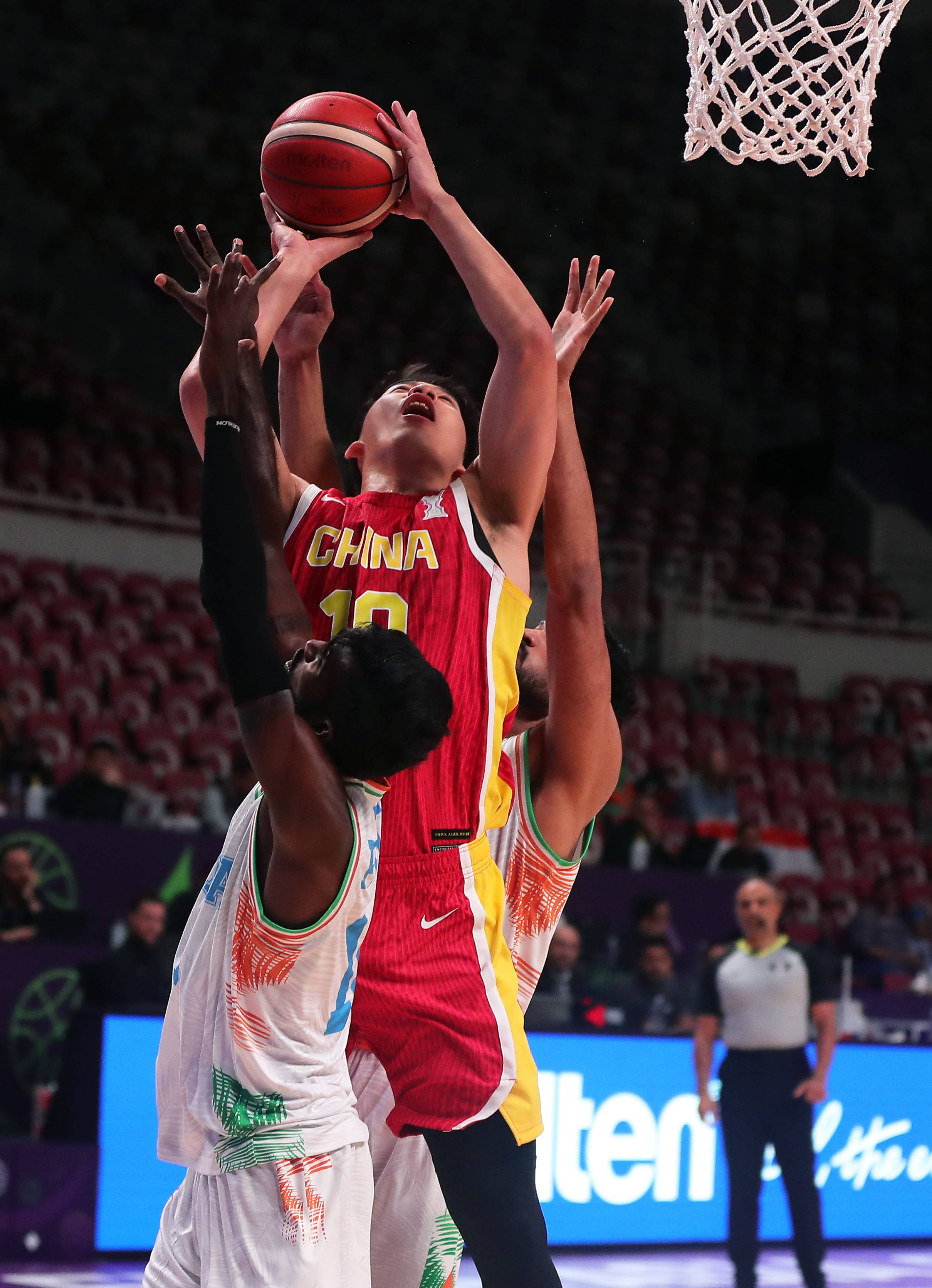 包含篮球亚洲杯男篮小组赛打响，各队争霸的词条