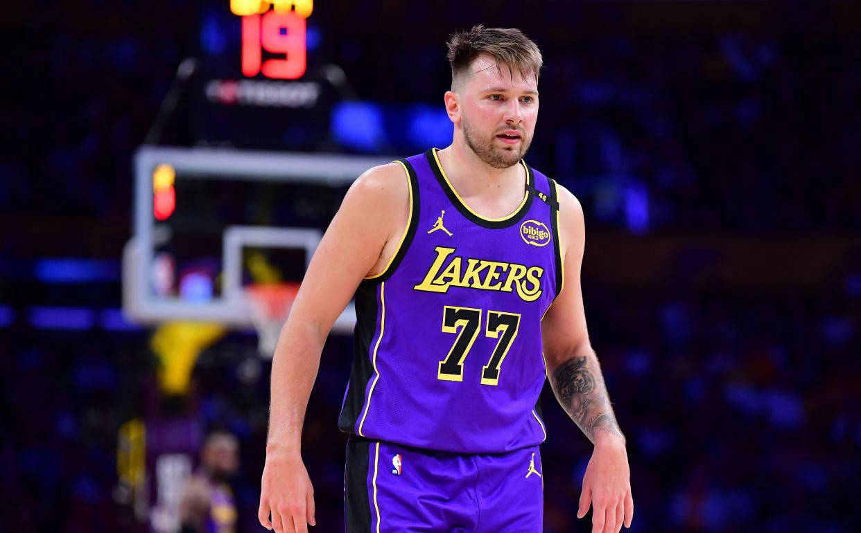 包含沙尔克遭遇四连败，球队危险境地的词条