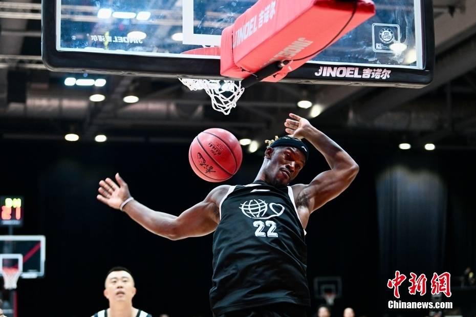 篮球明星出席慈善赛活动，为社会贡献力量的简单介绍