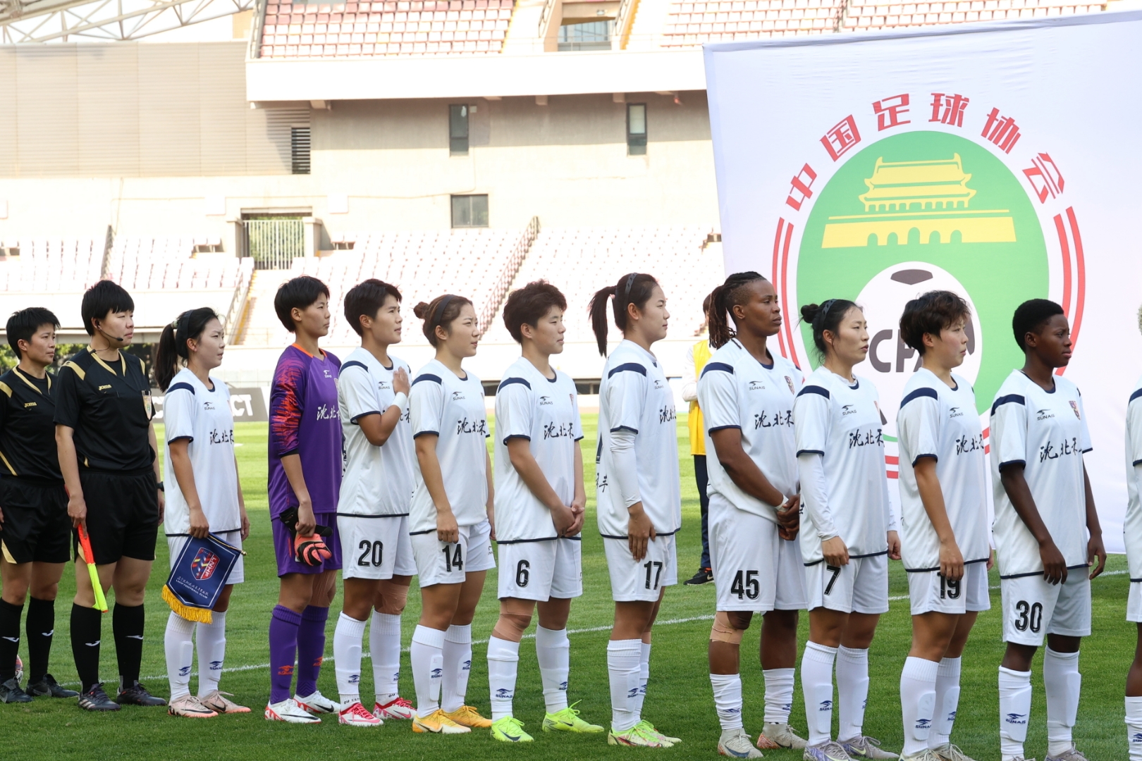 包含女足比赛中，选手们全力以赴展现风采的词条