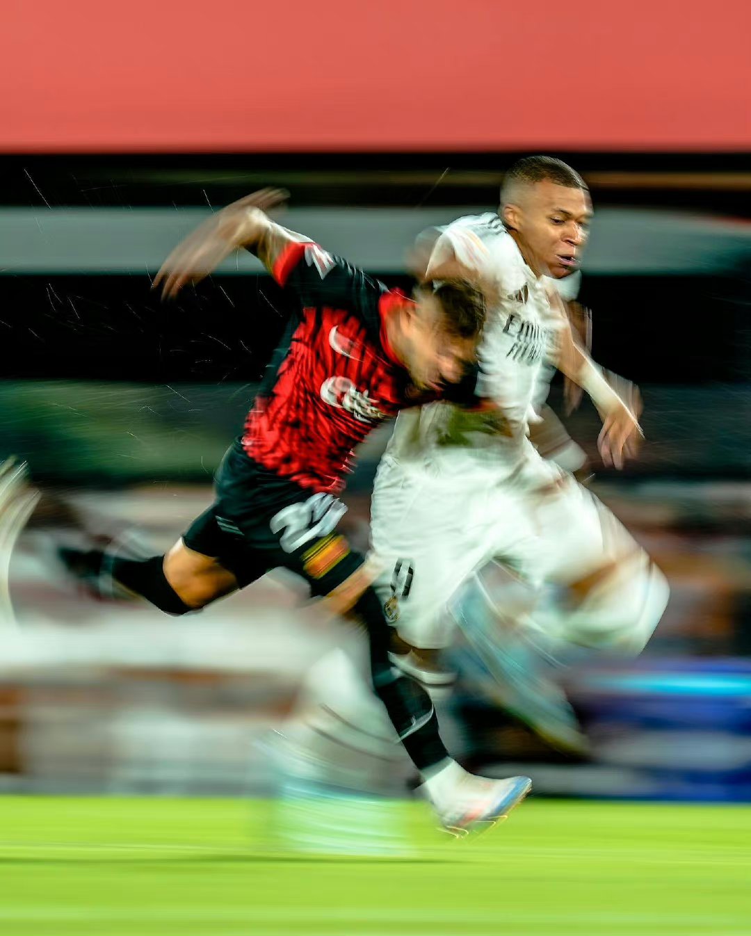 球场瞬间神气，球员精湛球技尽显锦绣！的简单介绍