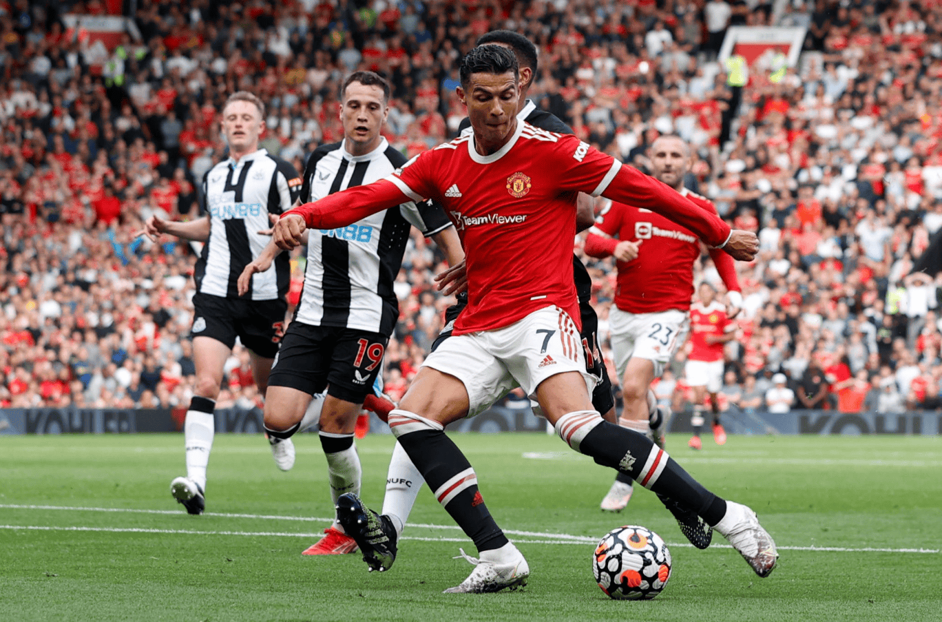 曼联客场击败埃弗顿,实现连胜 曼联客场击败埃弗顿,实现连胜