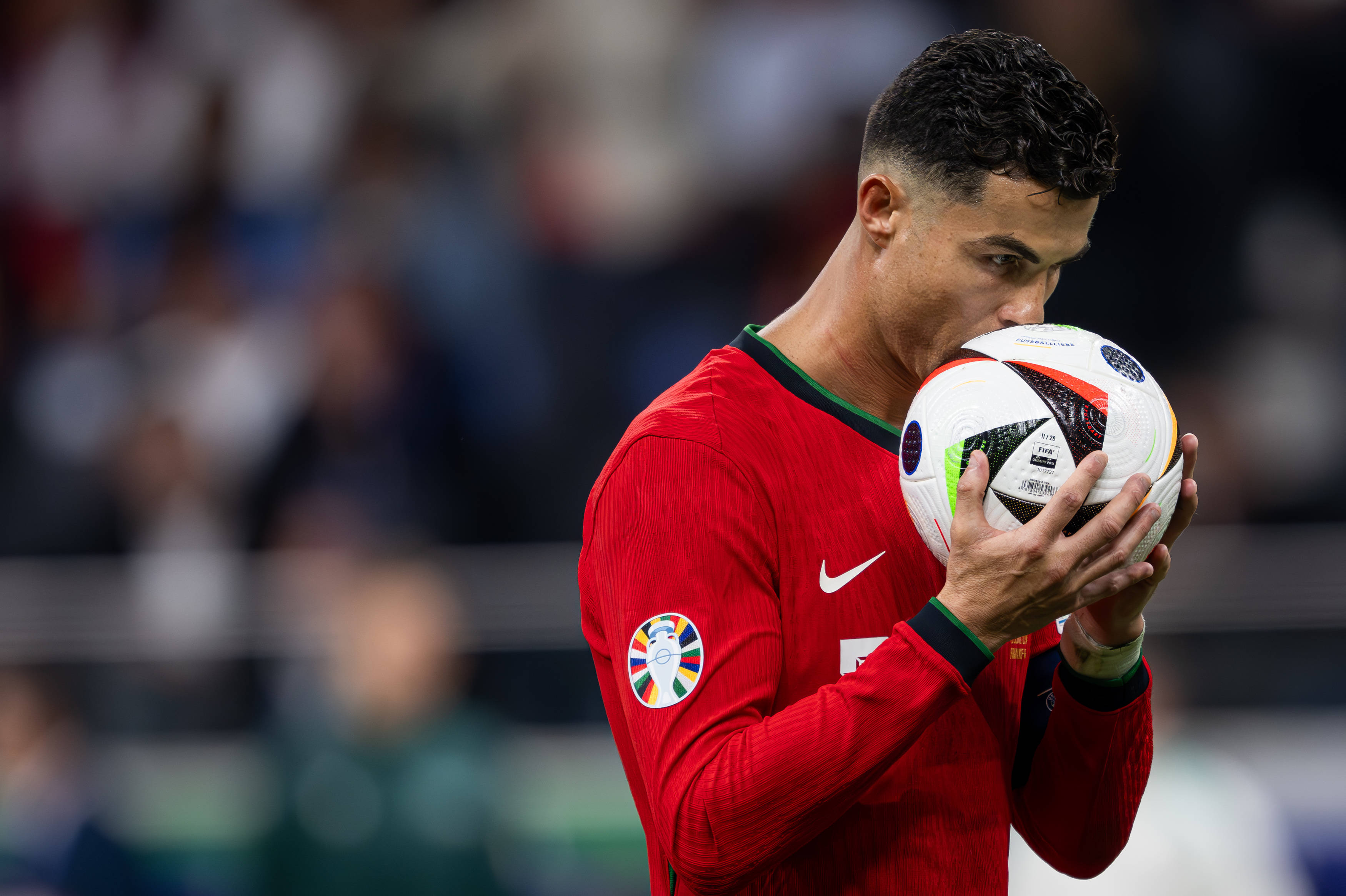 关于足球比赛抢眼瞬间，球员个人表现惊艳的信息