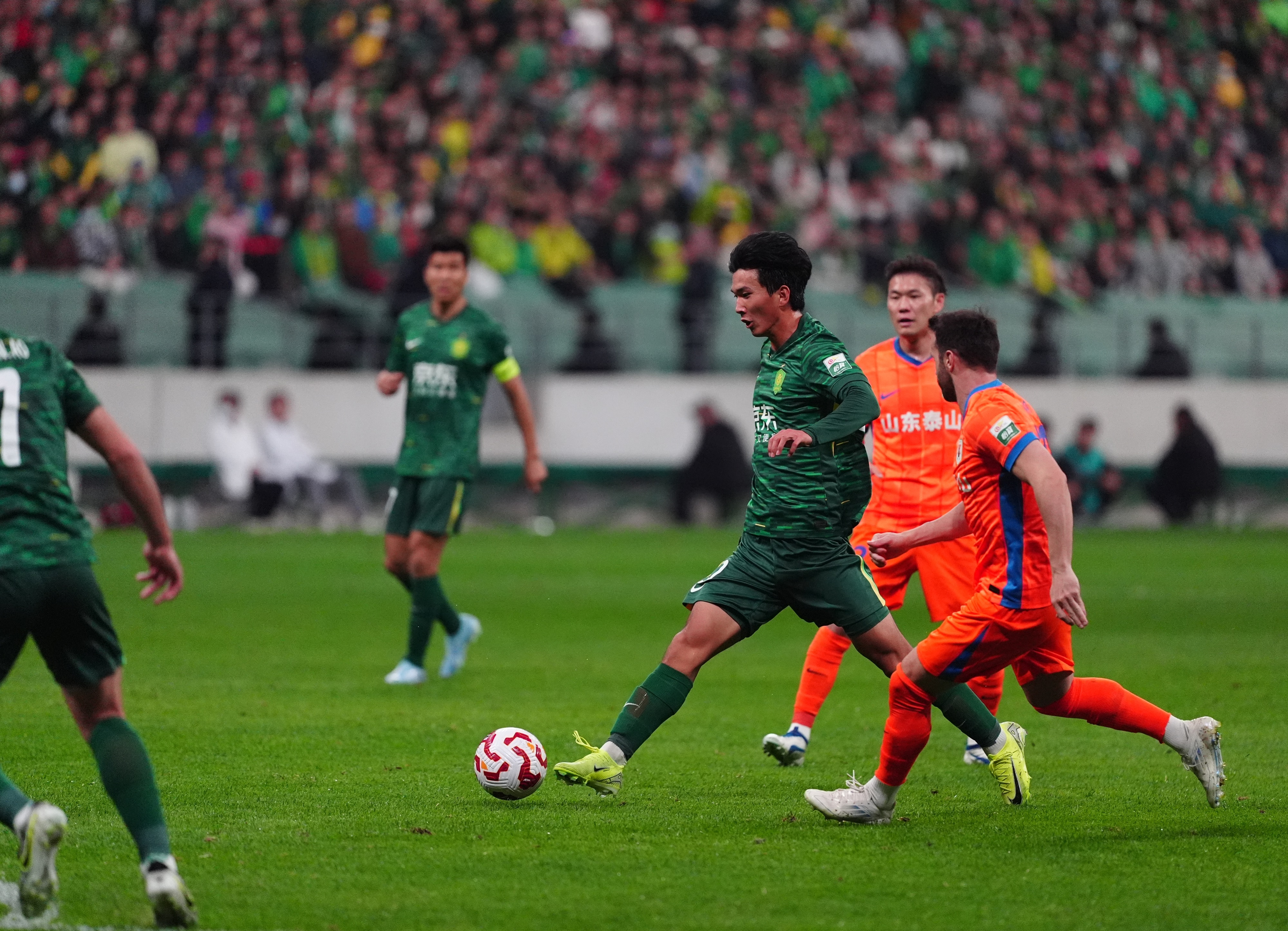 鲁能客场迎战权健，上演纷争激战