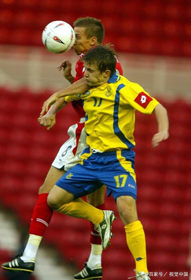 乌克兰队后卫成绝对防守核心，坚守球门