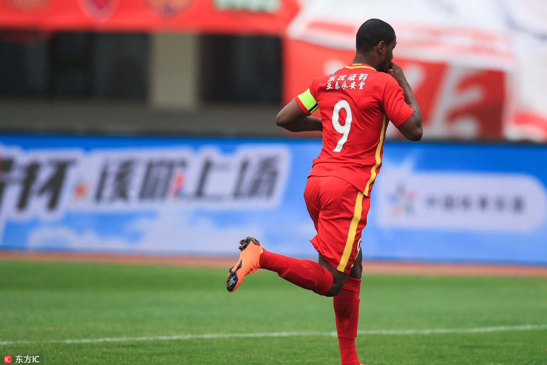 乌克兰队后卫成绝对防守核心，坚守球门